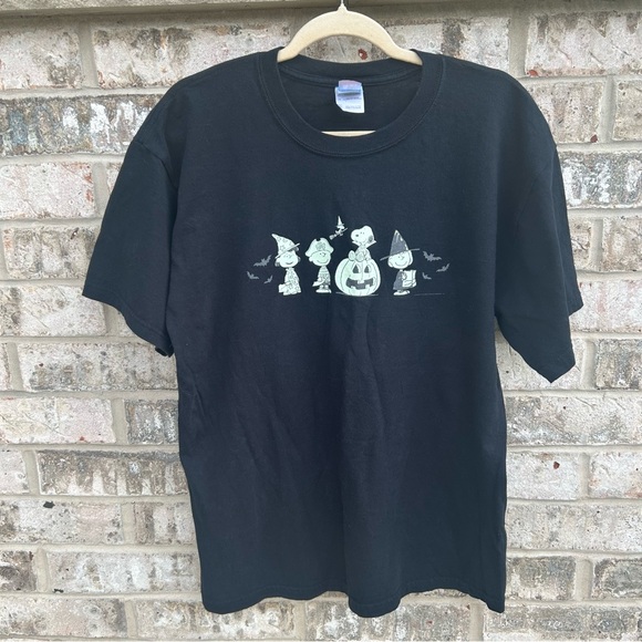 Peanuts Black Glow in the Dark Halloween Adult Short Sleeve T-Shirt - Picture 1 of 8